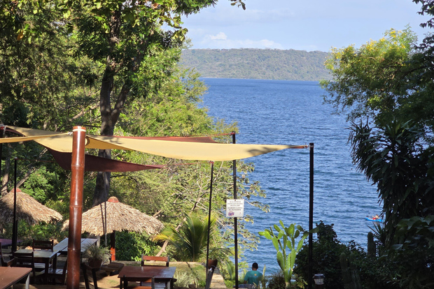 Granada: Paseo en Barco, Mercado Artesanal y Visita a la Lava