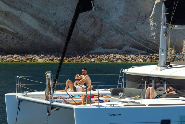 Santorini:All-inclusive Catamaran Cruise with Thirassia Stop