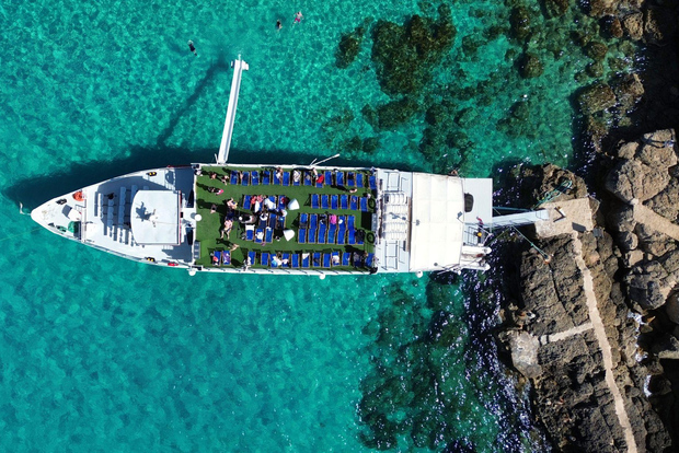 Комино: круиз на лодке по Голубой лагуне и пещерам