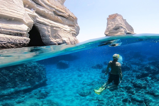 Adamantas: Tour di un giorno intero in barca di Milos e Poliegos con pasti