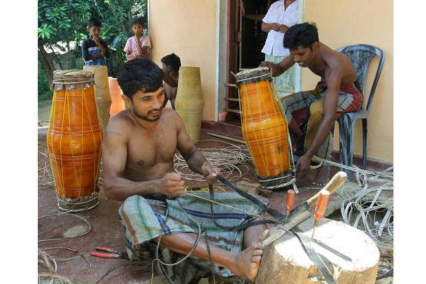Jaffna: laboratorio di tamburi tradizionali con artigiani