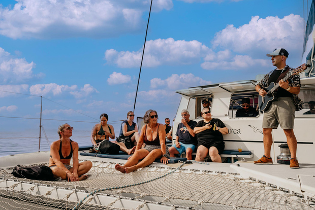 Alicante: Crociera pomeridiana con aperitivo e musica dal vivo