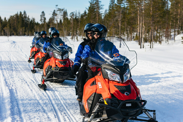Rovaniemi: Avventura in motoslitta e pesca sul ghiaccio con pranzo
