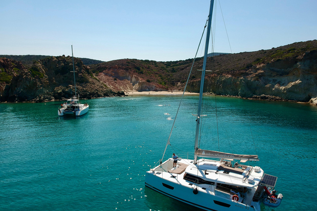 Milos: crociera mattutina di mezza giornata in catamarano a Kleftiko