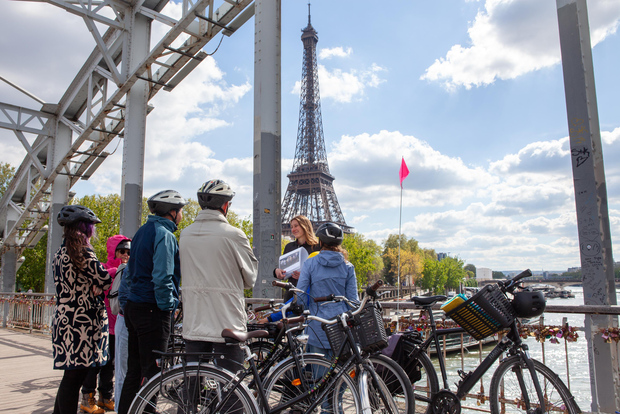 Paris: Guided Bike Tour of Must-See Sights