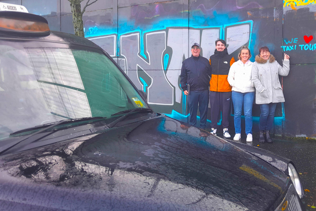 Belfast: Private Tour mit dem Black Taxi zu politischen Wandmalereien