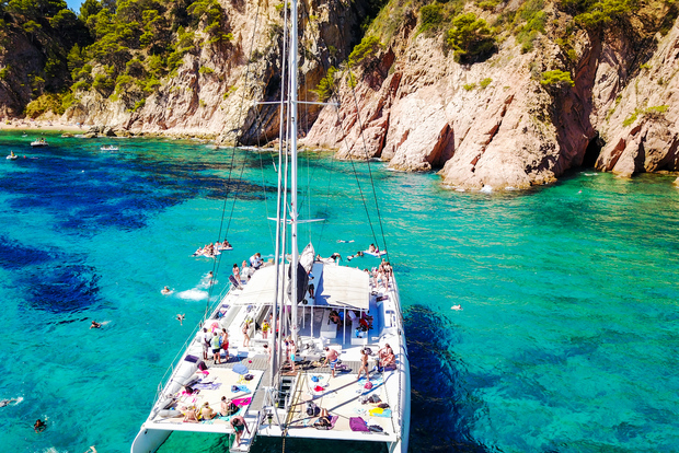 Lloret de Mar: crociera in catamarano con barbecue e bevande