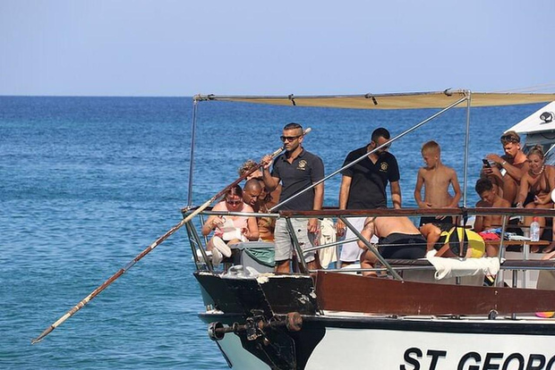 Protaras : yacht de luxe réservé aux adultes avec barbecue et 1 boisson