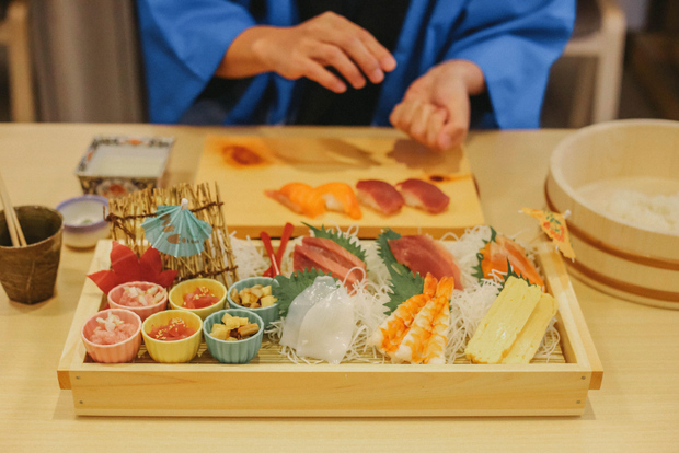 Tokyo: corso di preparazione del sushi in camice happi vicino a un luogo famoso