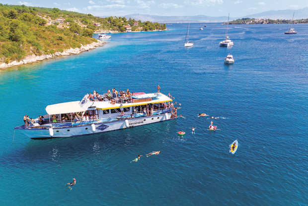 Split: Blue Lagoon, Shipwreck, & Šolta with Lunch & Drinks