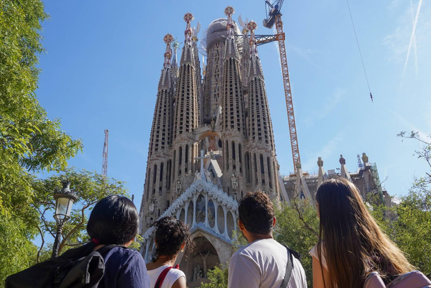 Barcelona: Fast-Track Sagrada Familia and Towers Guided Tour