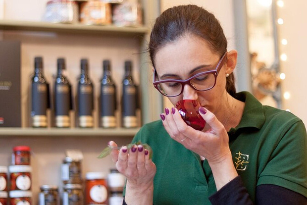 Turin: Gastronomy tasting through oil, wine and cheese