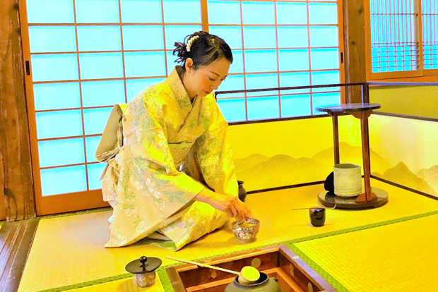 In un negozio di antiquariato, cerimonia del tè e formazione di dolci giapponesi