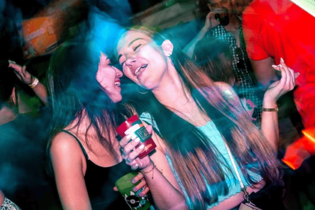 阿姆斯特丹：跨年串酒吧之旅（含小酌和俱乐部入场）