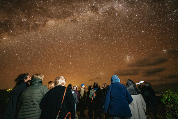 Perth: Pinnacle Desert Sunset y observación de estrellas con cena