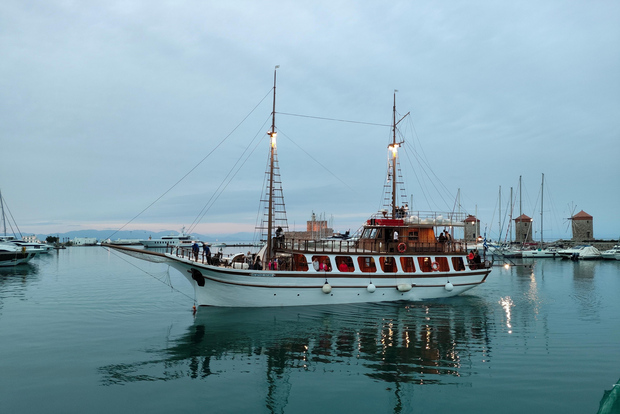 Rhodes: Evening Boat Cruise with Sunset Views & Drinks