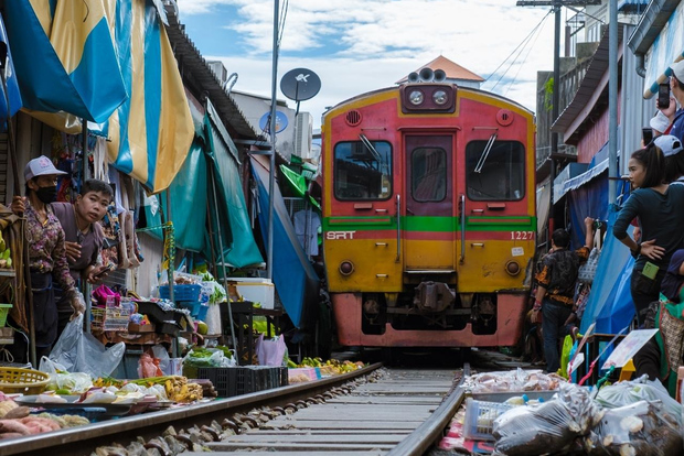 Mercato ferroviario di Maeklong, mercato galleggiante e tour del lago salato
