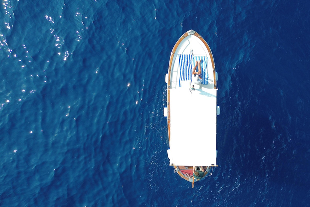 Experiencia privada en Capri en barco con Gozzo Classico 3H