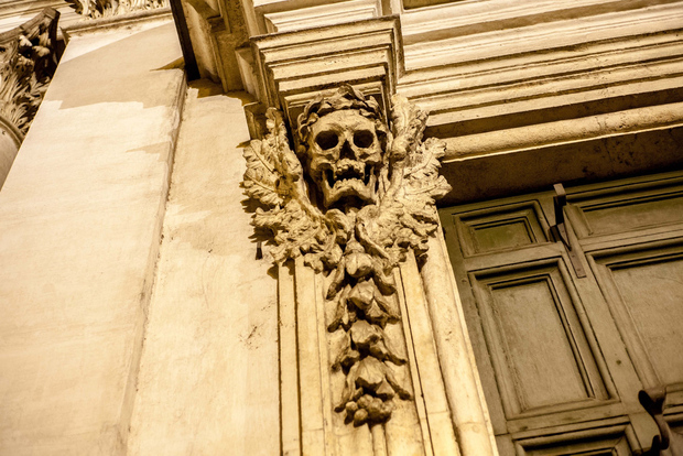 Le cœur sombre de Rome : Faits, légendes et visites mystérieuses