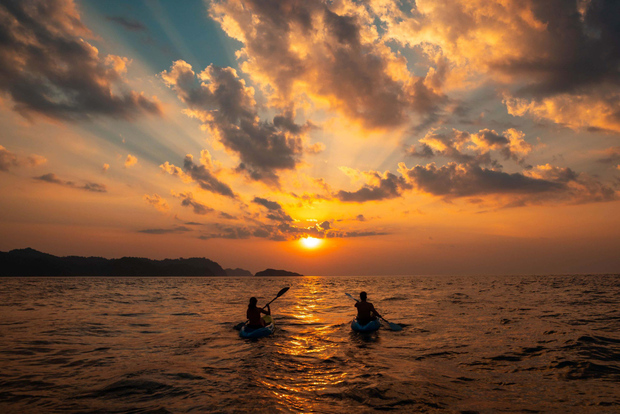 Da Lloret de Mar: tour in kayak all'alba sulla spiaggia di Fenals
