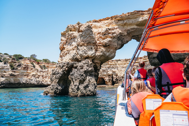 Vilamoura: tour en barco a la cueva de Benagil con entrada y búsqueda de delfines