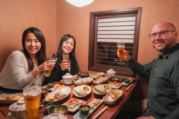 Kyoto: tour notturno gastronomico a Gion con 9 piatti e sakè