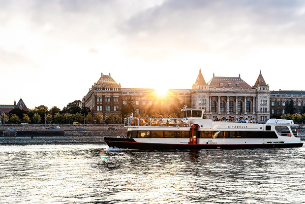 Budapest: Premium Sightseeing Cruise with Tokaj Frizzante
