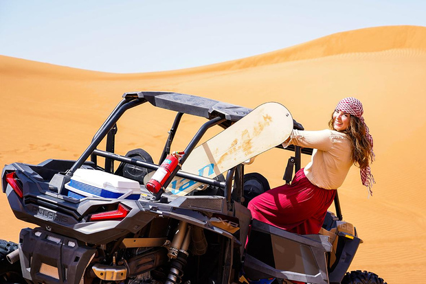 Dubai: deserto delle dune rosse, giro in dune buggy e cena a buffet con barbecue
