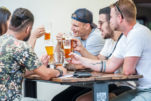 Praga: tour guidato a piedi tra birrerie e pub vicino al castello