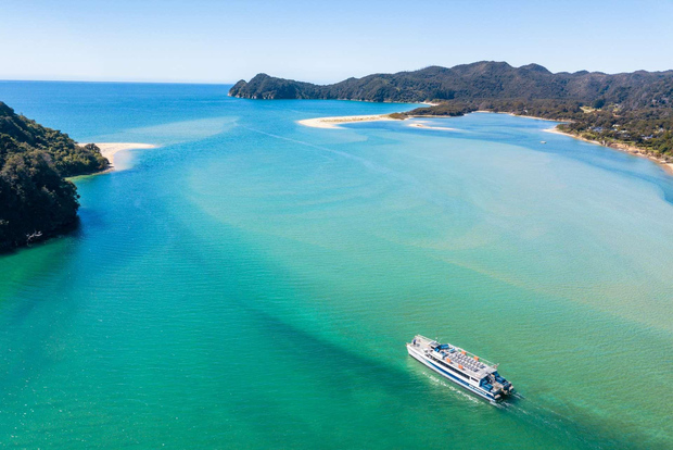Tour a pie y en barco por el parque nacional Abel Tasman