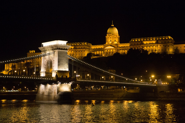 Budapest: Tour serale a piedi con crociera sul fiume Danubio