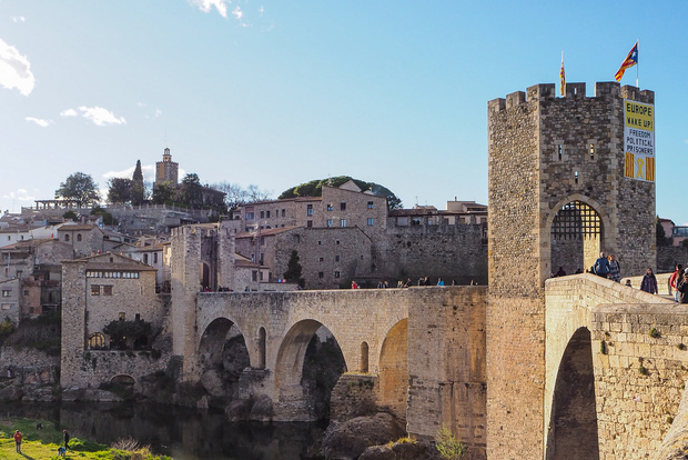 Från Girona: Besalú, Banyoles & historiska Garrotxa dagsutflykt