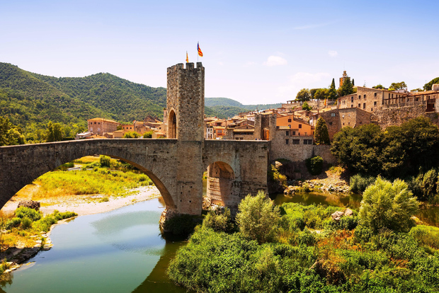 Från Barcelona: Besalú & medeltida städer med upphämtning från hotell