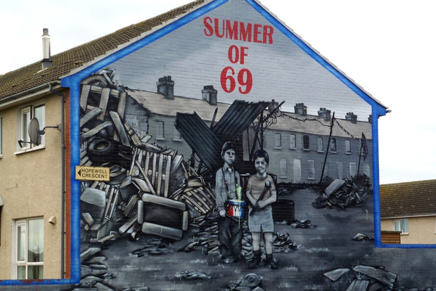 Politische Wandmalereien und Peacewall