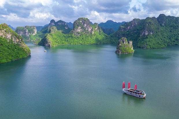 Ha Long Bay - Bai Tu Long Bay Luxury Boat Tour & Transfer