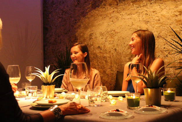Valencia: Tour del centro storico, vino e tapas in un monumento dell'XI secolo