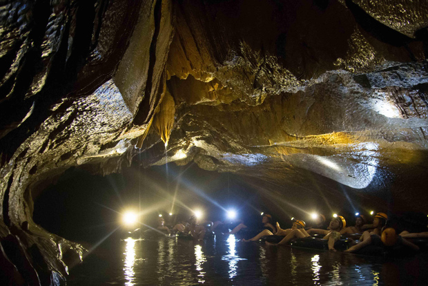 Vang Vieng: Excursión de un día a Tham Nangfar y Tham Nam con Kayak