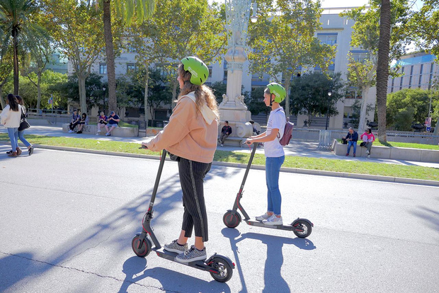 Barcellona: Tour guidato dei punti salienti di Gaudì in scooter elettrico