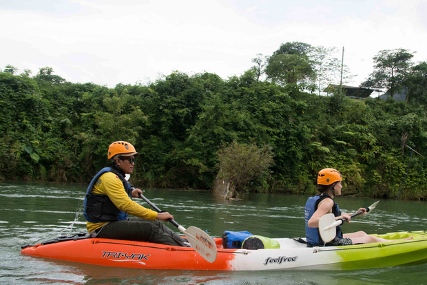 Vang Vieng: Kayak y descenso de cuevas con tirolina/Laguna Azul