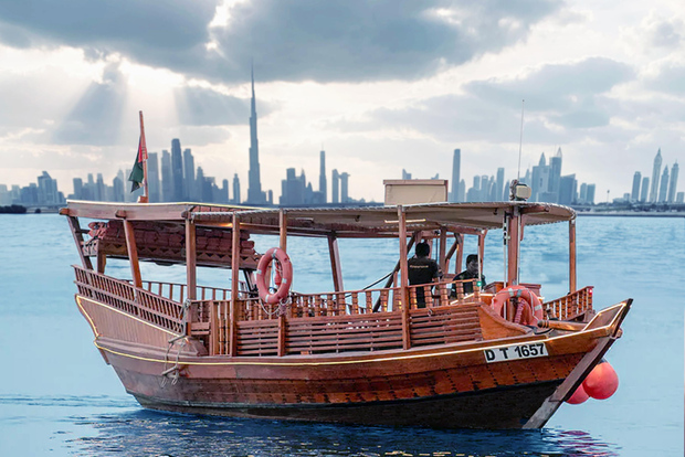 Dubai: tramonto su Burj Khalifa in Abra