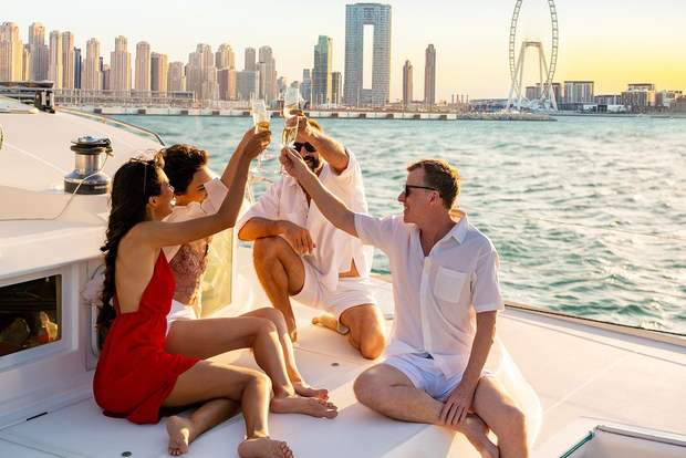 Дубай: Роскошная экскурсия на яхте на закате с закусками и напитками