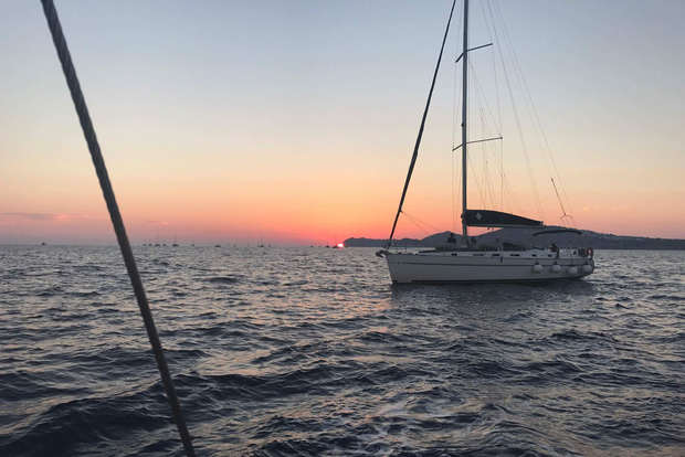 Santorini: Private 5-Hour Sunset Sailing Tour with Dinner
