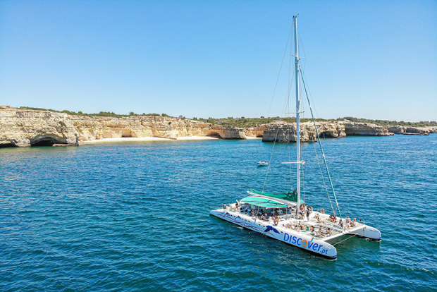 Portimão : demi-journée de catamaran à Benagil et Carvoeiro