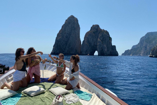 卡普里岛：岛屿和石窟游船之旅，提供小吃和饮料