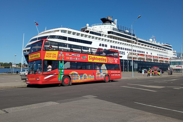 Riga: tour panoramico Hop-On Hop-Off con autobus rosso