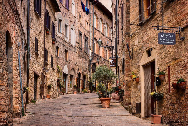 From Florence: PRIVATE Tour of San Gimignano and Volterra
