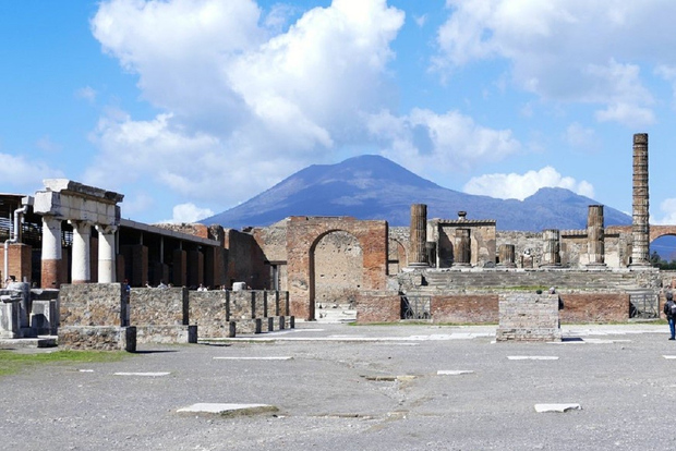 From Sorrento: Day Tour to Pompeii Ruins and Mount Vesuvius