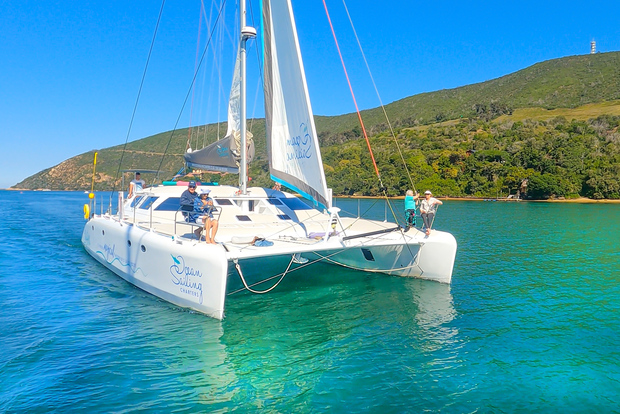 Knysna: Luxus-Bootsfahrt bei Sonnenuntergang und BBQ