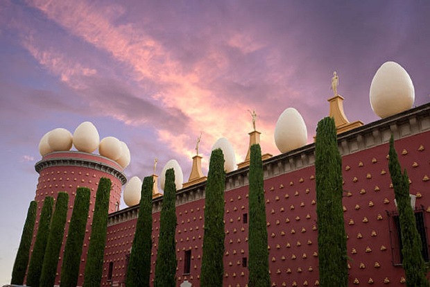 从巴塞罗那出发萨尔瓦多-达利博物馆和卡达克私家之旅