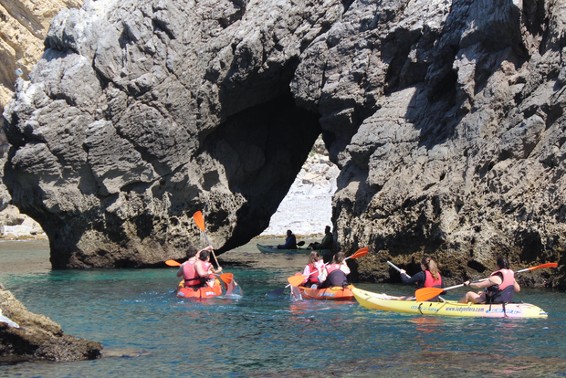 Sesimbra : plage de Ribeiro Cavalo, grottes et excursion en kayak dans l'Arrábida